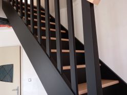 Pose d'un escalier noir et bois